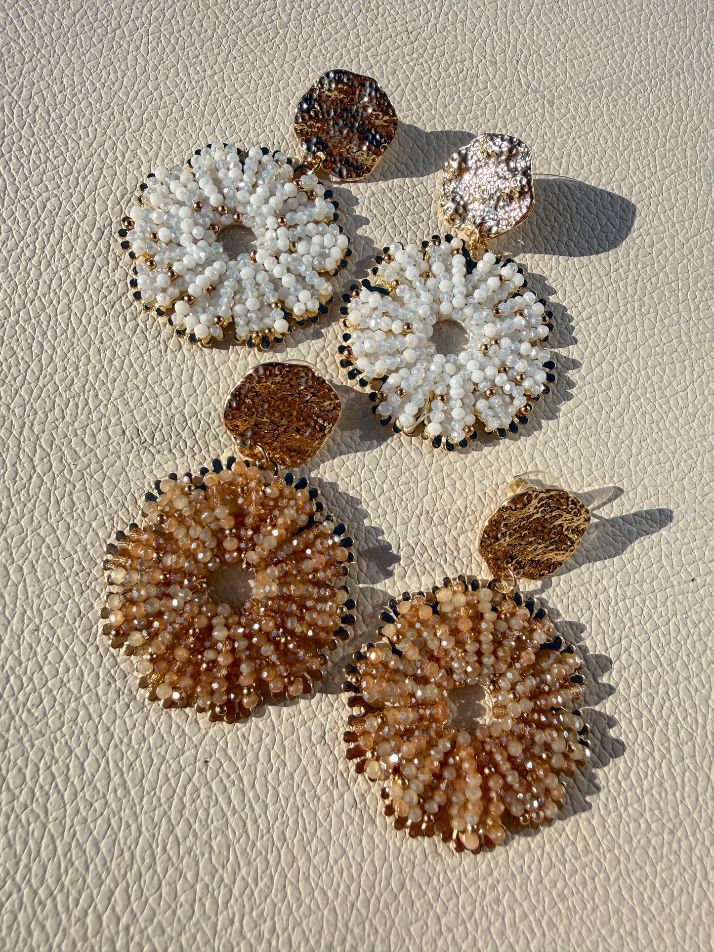 Oorbellen bloem beige