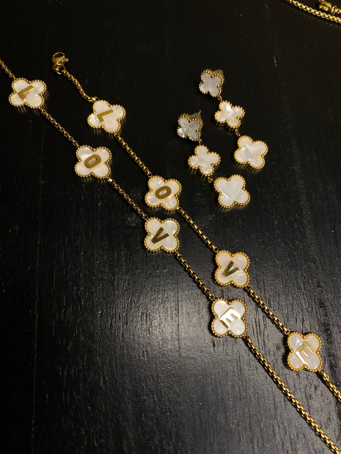 Clover love necklace white